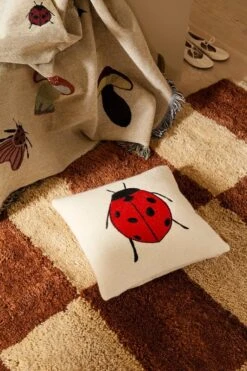 Ferm LIVING Coussin Brodé Forest, Coccinelle -ferm LIVING Magasin 001 fermLIVING AW21 MaraKnottedRug ForestEmbroideredCushionLadybird ForestTapestryBlanket image 2