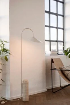Ferm LIVING Lampadaire Arum, Cashmere -ferm LIVING Magasin 09 m lys3258