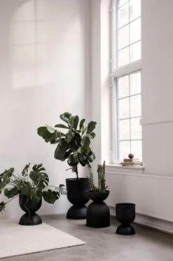 Ferm LIVING Pot Hourglass, Modèle S, Noir -ferm LIVING Magasin 16 9961
