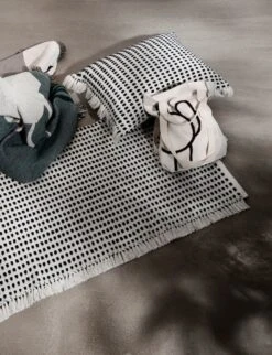 Ferm LIVING Tapis Way, 70 x 180 cm, Blanc Cassé - bleu Foncé 9 Ferm LIVING Tapis Way, 70 x 180 cm, Blanc Cassé - bleu Foncé -ferm LIVING Magasin 24 10094 28129 1