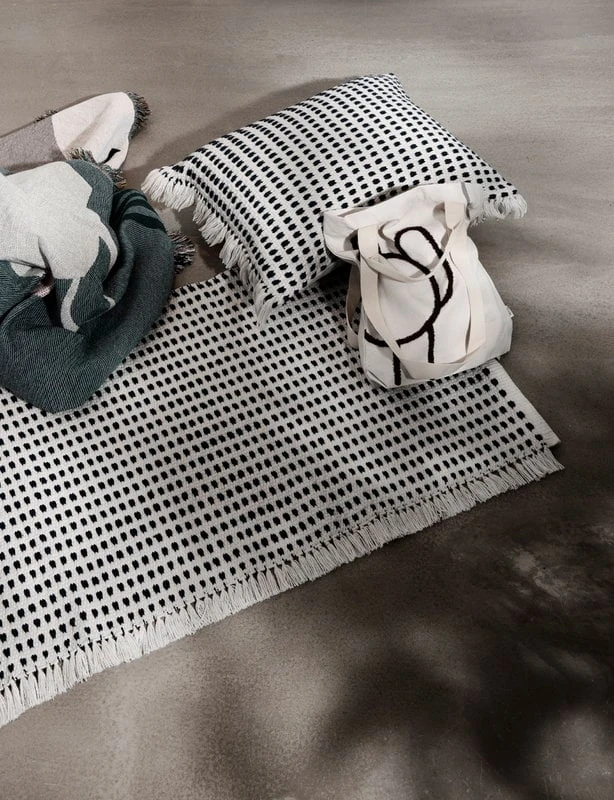 Ferm LIVING Tapis Way, 70 x 180 cm, Blanc Cassé - bleu Foncé 6 Ferm LIVING Tapis Way, 70 x 180 cm, Blanc Cassé - bleu Foncé – Image 4