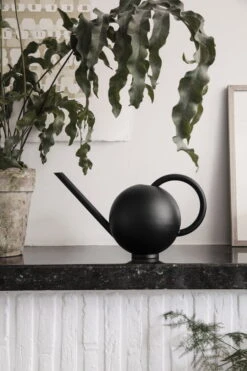 Ferm LIVING Arrosoir Orb, Noir -ferm LIVING Magasin 27 9339