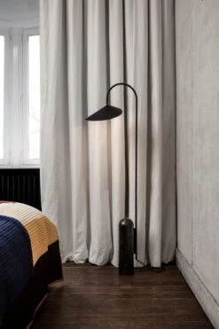 Ferm LIVING Lampadaire Arum, Noir -ferm LIVING Magasin Arum floor black SoMe