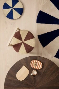 Ferm LIVING Grand Tapis Tufté Arch, Bleu Vif - Blanc Cassé -ferm LIVING Magasin fermLIVING AW21 ArchEmbroideredCushion image 2