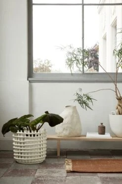 Ferm LIVING Table D’exposition Kona, Chêne -ferm LIVING Magasin fermLIVING AW21 CeramicBasketXLOffWhite KonaDisplayTable UraScentedCandleBurnedSienna image 2