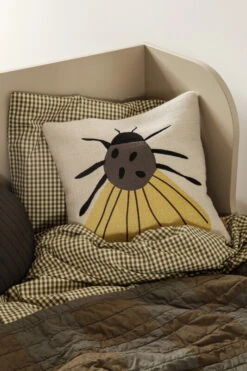 Ferm LIVING Coussin Brodé Forest, Papillon De Nuit -ferm LIVING Magasin fermLIVING AW21 CheckYarnDyedBeddingGreen ForestEmbroideredCushionMoth DouQuiltedBlanketGreenTonal image