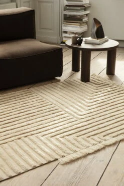Ferm LIVING Petit Tapis En Laine Crease, Light Sand 9 Ferm LIVING Petit Tapis En Laine Crease, Light Sand -ferm LIVING Magasin fermLIVING AW21 CreaseWoolRugLightSand OysterTableLamp image