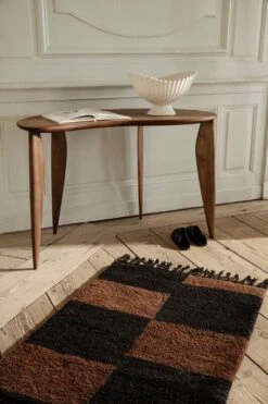 Ferm LIVING Tapis Noué Mara, S, Noir - Chocolat -ferm LIVING Magasin fermLIVING AW21 FeveDeskWalnut FountainCentrepiece MaraKnottedRugSmallBlackChocolate image 1