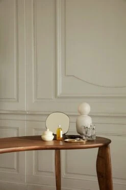 Ferm LIVING Miroir De Table Pond, Chrome Foncé -ferm LIVING Magasin fermLIVING AW21 FeveDeskWalnut HoloCandleHolder PondTableMirrorDarkChrome image 1