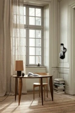 Ferm LIVING Applique Oyster, Noir -ferm LIVING Magasin fermLIVING AW21 FeveDeskWalnut OysterWallLamp EclipseLamshadeMedium image