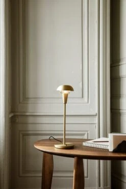 Ferm LIVING Lampe De Table Tiny, Modèle Haut, Laiton -ferm LIVING Magasin fermLIVING AW21 FeveDeskWalnut TinyTableLampBrass image