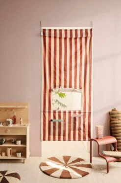 Ferm LIVING Petit Tapis Tufté Arch, Brique Foncé - Blanc Cassé -ferm LIVING Magasin fermLIVING AW21 KidsKiosk ArchTuftedRugSmall UpStepStool image