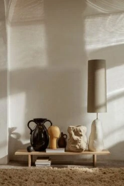 Ferm LIVING Table D’exposition Kona, Chêne -ferm LIVING Magasin fermLIVING AW21 KonaDisplayTable MeadowHighPileRugLightSand VersoFloorVase EclipseLampshadeLong image 2