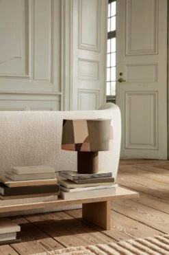 Ferm LIVING Table D’exposition Kona, Chêne -ferm LIVING Magasin fermLIVING AW21 KonaDisplayTable PostTableLampBaseSolid EclipseLampshadeShort image