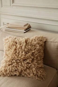 Ferm LIVING Coussin à Poils Longs Meadow, Sable Clair -ferm LIVING Magasin fermLIVING AW21 MeadowHighPileCushionLightSand image