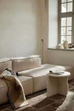 Ferm LIVING Table D’appoint Mineral Sculptural, Marbre Bianco Curia -ferm LIVING Magasin fermLIVING AW21 MineralSculpturalTable CatenaWoolBoucle TinyFloorLampSteel image 1