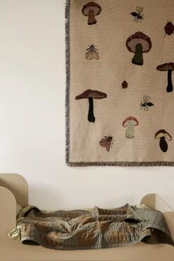 Ferm LIVING Couverture Forest, Tapisserie, Sable -ferm LIVING Magasin fermLIVING AW21 SillJuniorBed ForestTapestryBlanket DouQuiltedBlanketGreenTonal image 2
