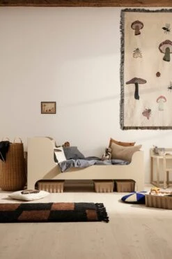 Ferm LIVING Tapis Noué Mara, S, Noir - Chocolat -ferm LIVING Magasin fermLIVING AW21 SillJuniorBed ForestTapestryBlanket MaraKnottedRug image