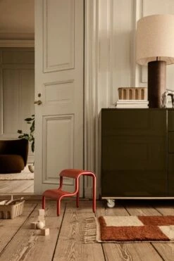 Ferm LIVING Tapis Noué Mara, S, Brique Foncé - Blanc Cassé 5 Ferm LIVING Tapis Noué Mara, S, Brique Foncé - Blanc Cassé -ferm LIVING Magasin fermLIVING AW21 UpStepStoolPoppyRed PostFloorLampBaseSolid MaraKnottedRug image