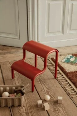 Ferm LIVING Tabouret Up Step, Rouge -ferm LIVING Magasin fermLIVING AW21 UpStepStoolPoppyRed image