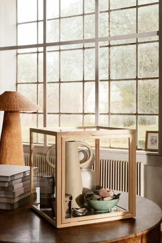 Ferm LIVING Base Pour Vitrine En Verre Miru, Chêne 7 Ferm LIVING Base Pour Vitrine En Verre Miru, Chêne – Image 5