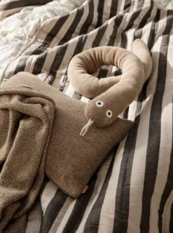 Ferm LIVING Couverture Matelassée Grand, Sable - Noir -ferm LIVING Magasin fermLIVING RoyMerinoWoolSnake image