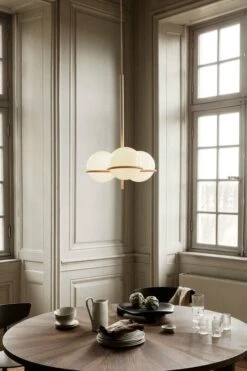 Ferm LIVING Lustre Era, Eggshell -ferm LIVING Magasin fermLIVING SS22 EraChandelier PostDiningTable image 1