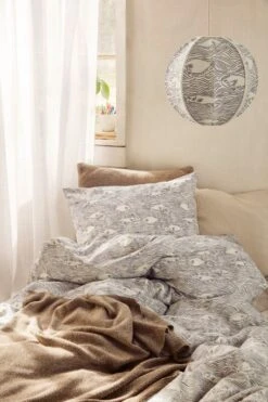 Ferm LIVING Coussin Stream, Blanc Cassé 8 Ferm LIVING Coussin Stream, Blanc Cassé -ferm LIVING Magasin fermLIVING StreamBedding image 2 1