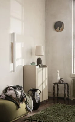 Ferm LIVING Applique Vuelta, 100 cm, Blanc - laiton -ferm LIVING Magasin fermLIVING VueltaWallLamp SillCupboardLow image 1