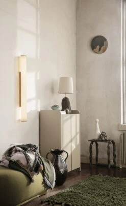 Ferm LIVING Applique Vuelta, 100 cm, Blanc - laiton -ferm LIVING Magasin fermLIVING VueltaWallLamp SillCupboardLow image