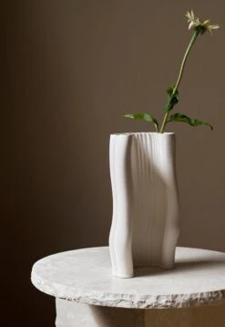 Ferm LIVING Vase Moiré, Blanc Cassé -ferm LIVING Magasin fermLIVING AW22 MoireVase 1104266244 image 2