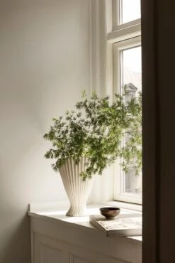 Ferm LIVING Vase Fountain, Blanc Cassé -ferm LIVING Magasin fermLIVING XMAS22 FountainVase image 1