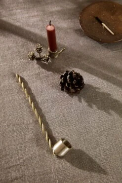 Ferm LIVING Éteignoir à Bougie Twist, Laiton -ferm LIVING Magasin fermLIVING XMAS22 TwistCandleSnuffer image 1